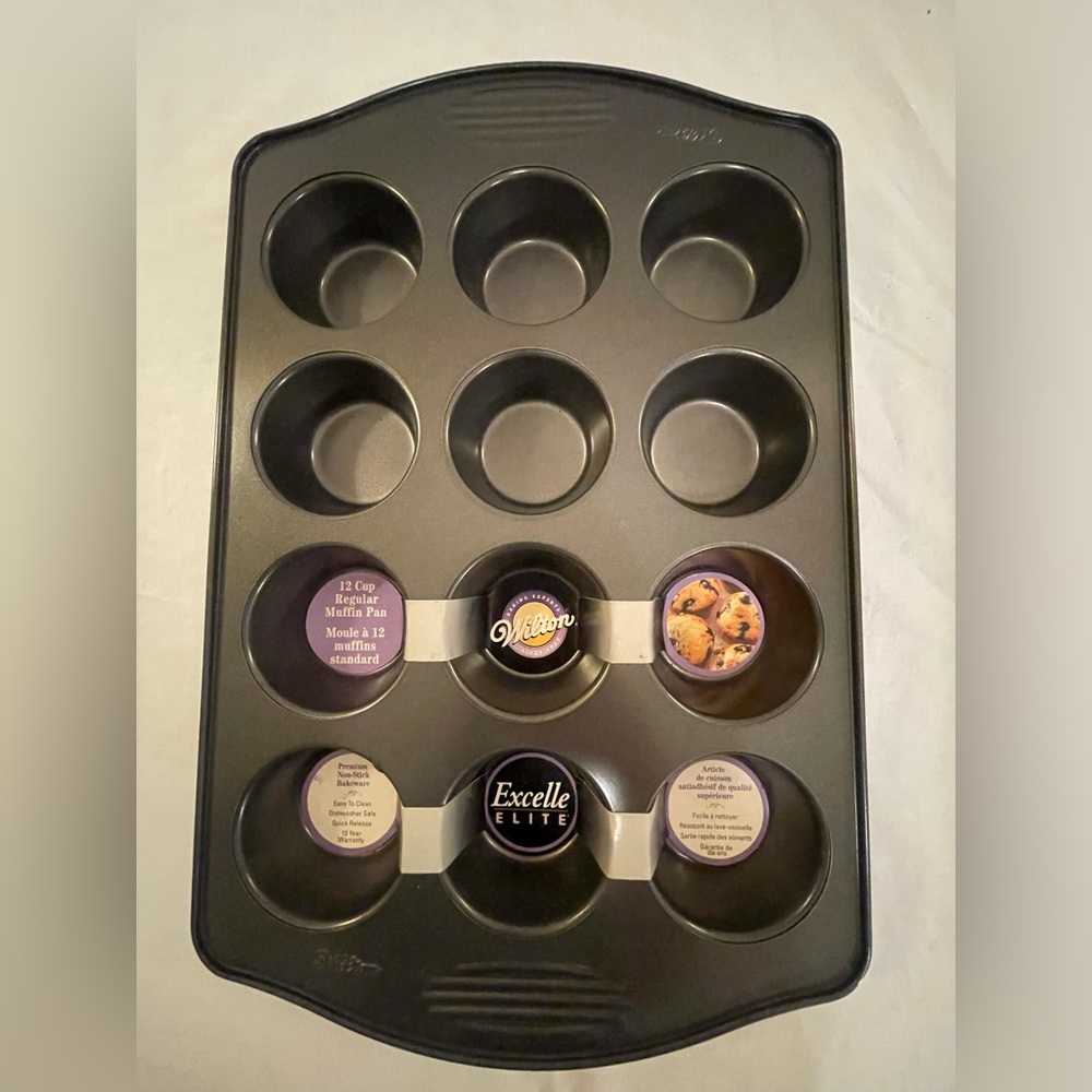 NWT Wilton 22 Cup Muffin Pan